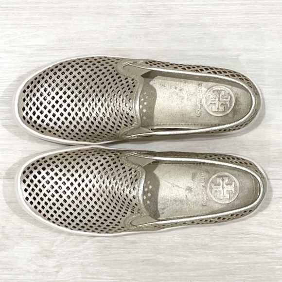 TORY BURCH: Jesse - Gold metallic 'perforated' sneaker. Size 6. - Picture 2 of 6